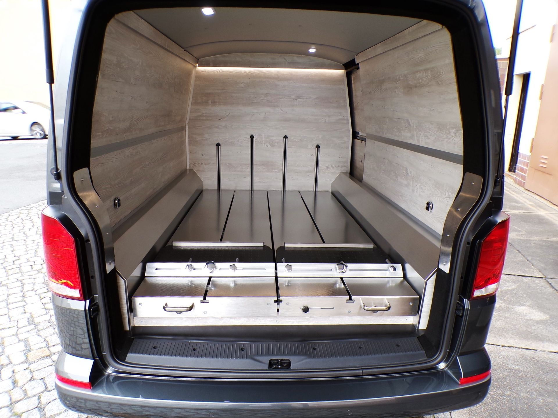 Fahrzeugausbau für Bestatter mit flexibler Ladefläche und durchdachtem Transportsystem