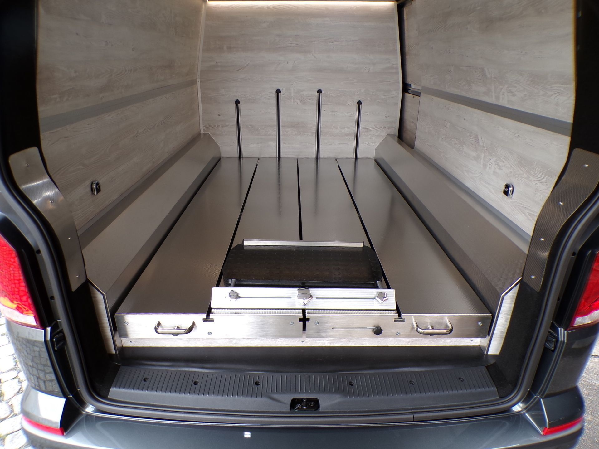 Moderner Leichenwagen mit funktionaler Innenausstattung und integrierten Stauraumlösungen