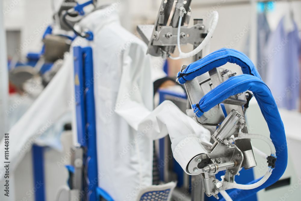 BUDAK'S Textilreinigung GmbH - Weisses Hemd auf einer Maschine