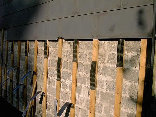 Eine Ziegelwand mit daran befestigten Holzlatten