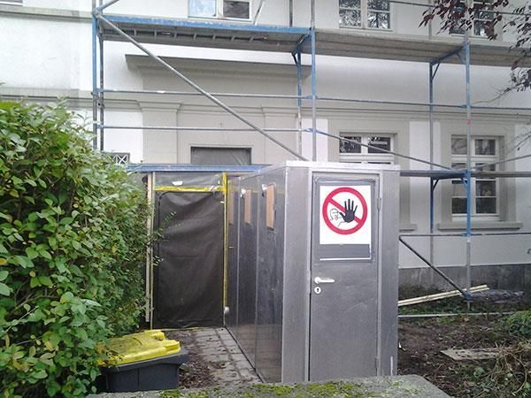 Eine Tür mit einem Schild „Zutritt verboten“