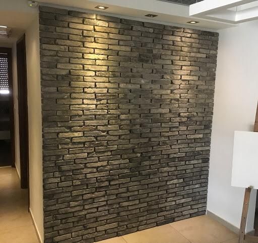 Mur de petite pierre grise en intérieur