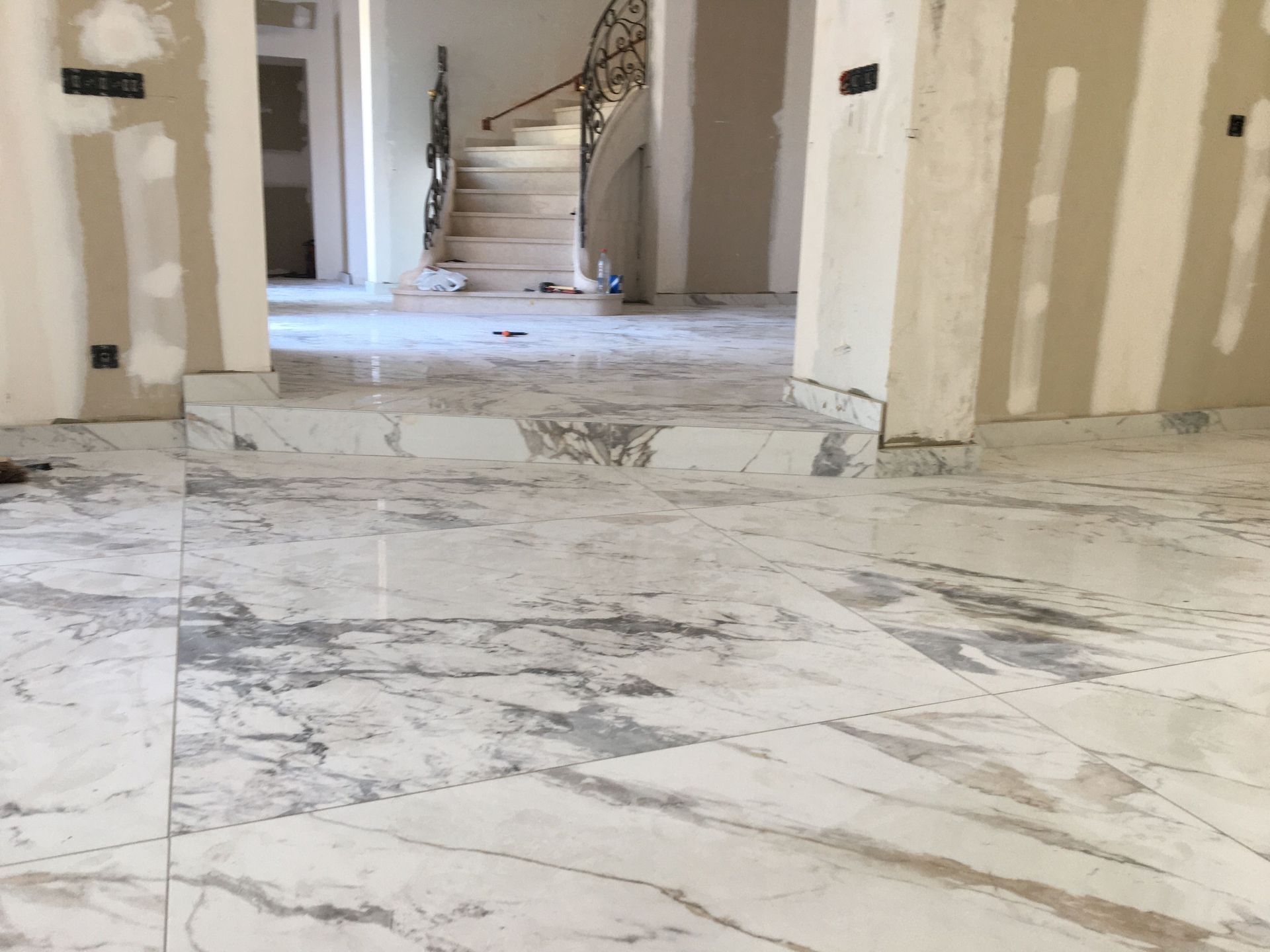 Pose de carreaux de marbre au sol