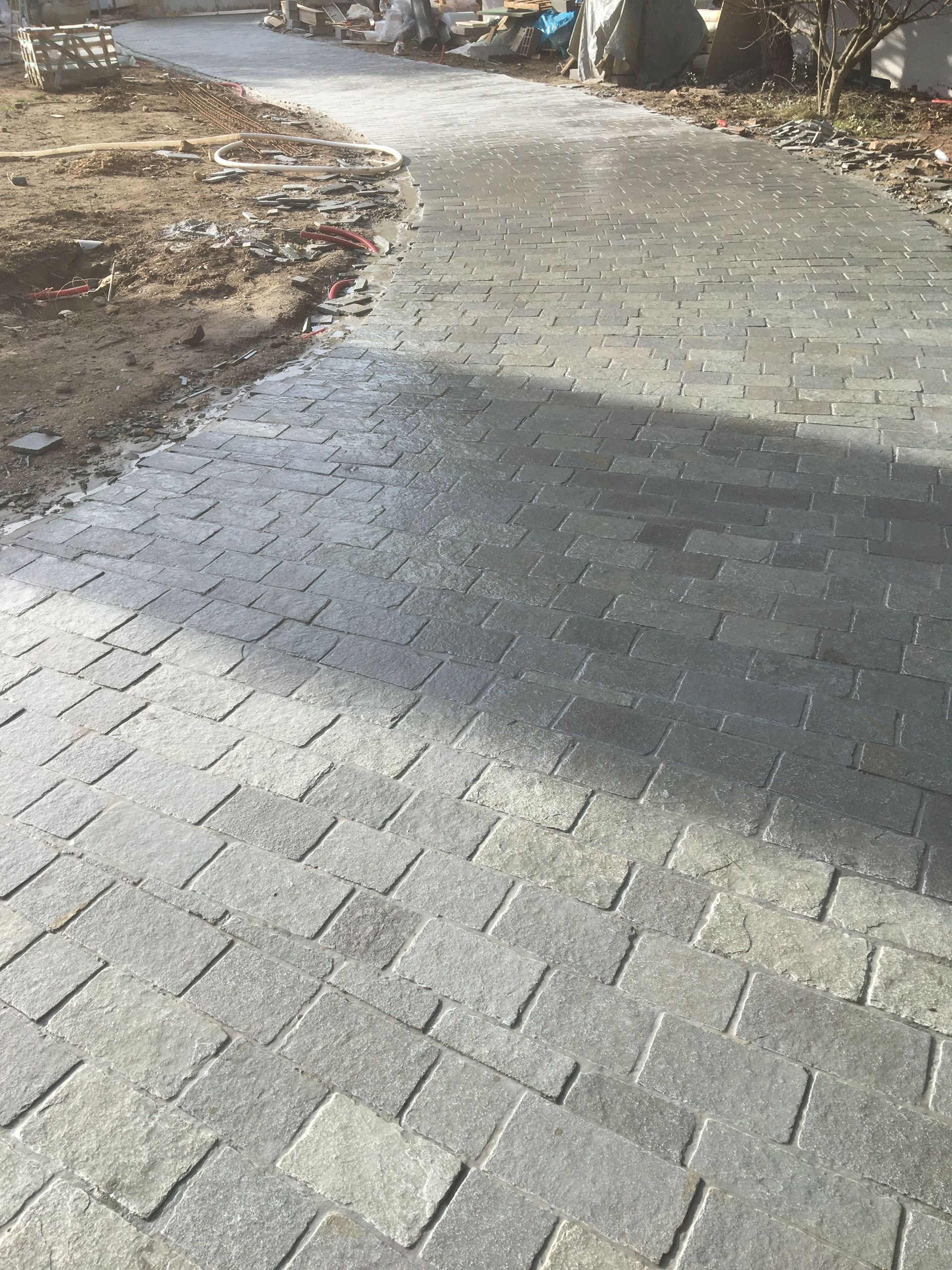 Allée de carreaux en pierre en extérieur