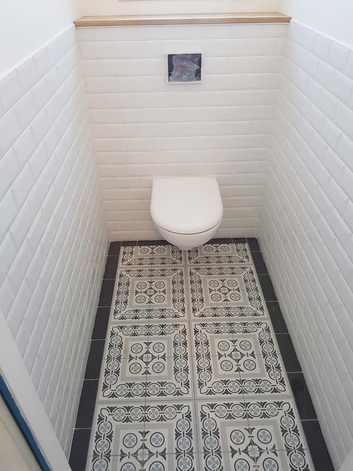 Pose de carrelage sur sol et carrelage mural d'un wc