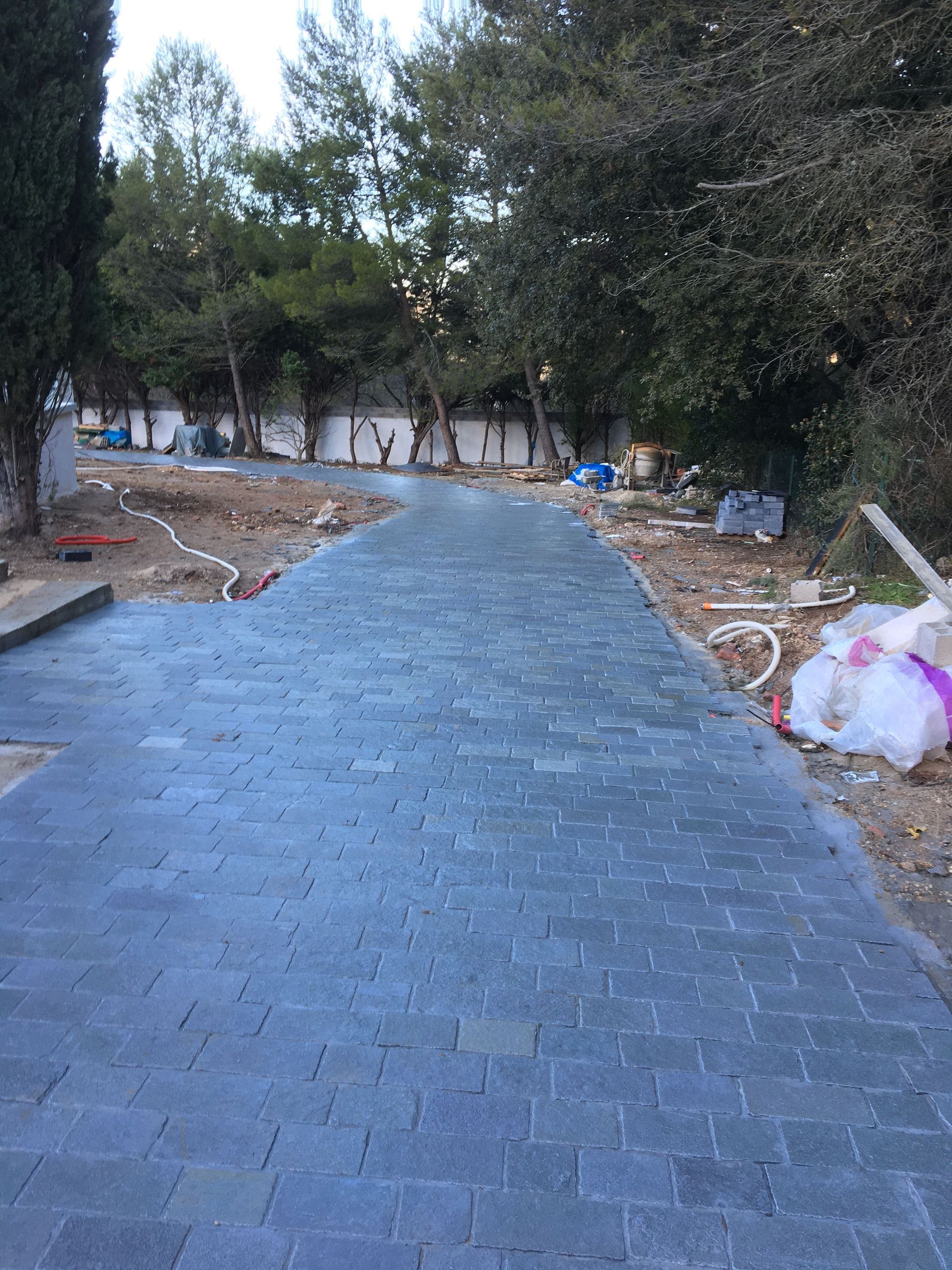 Allée de pierre en rénovation