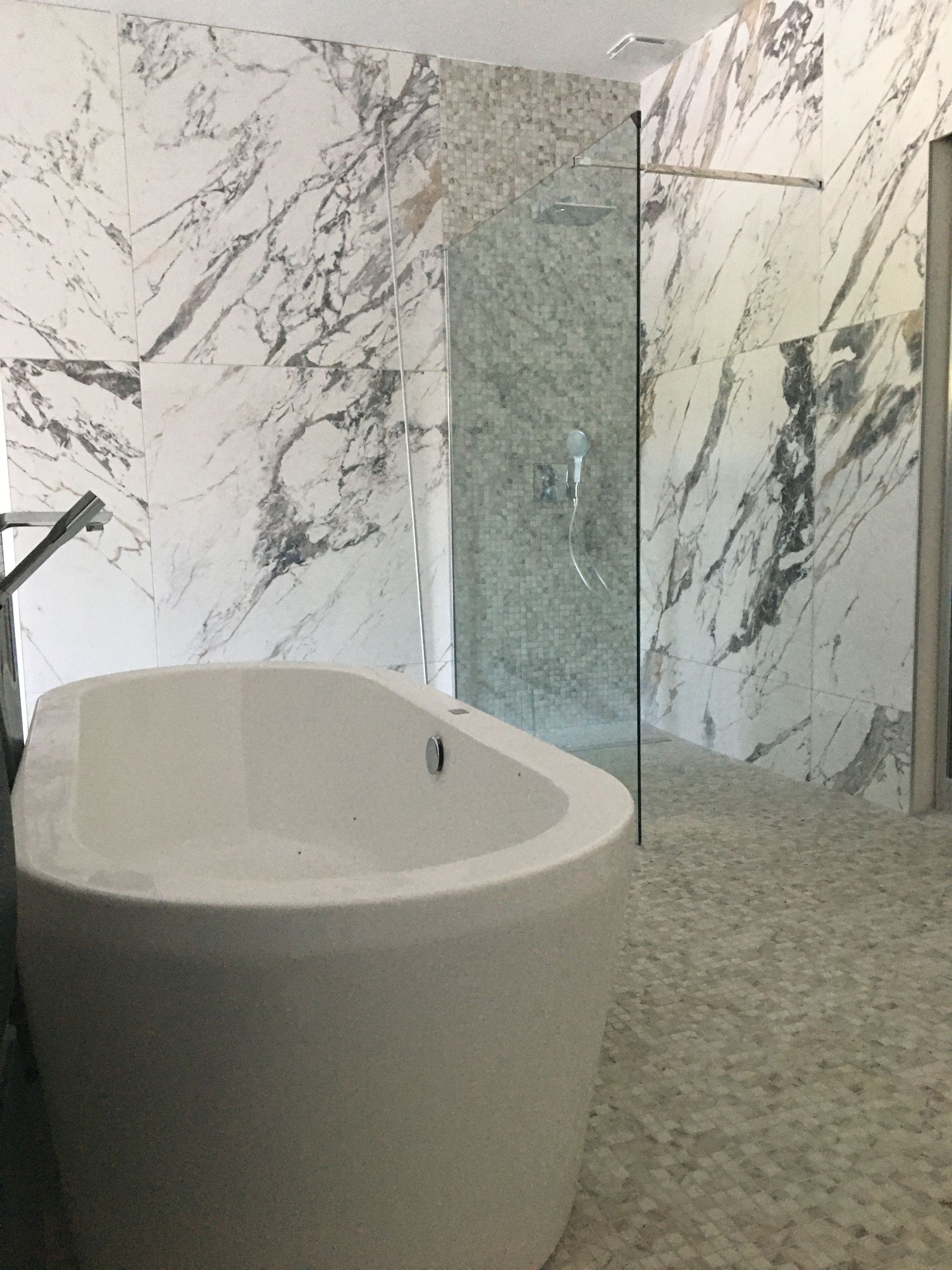 Carrelage marbre mural dans une salle de bains