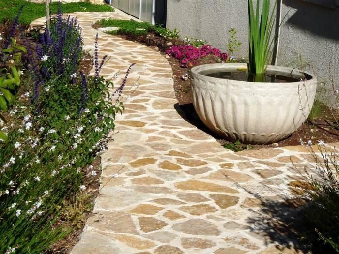 Dallage de petite pierre pour créer une allée extérieure