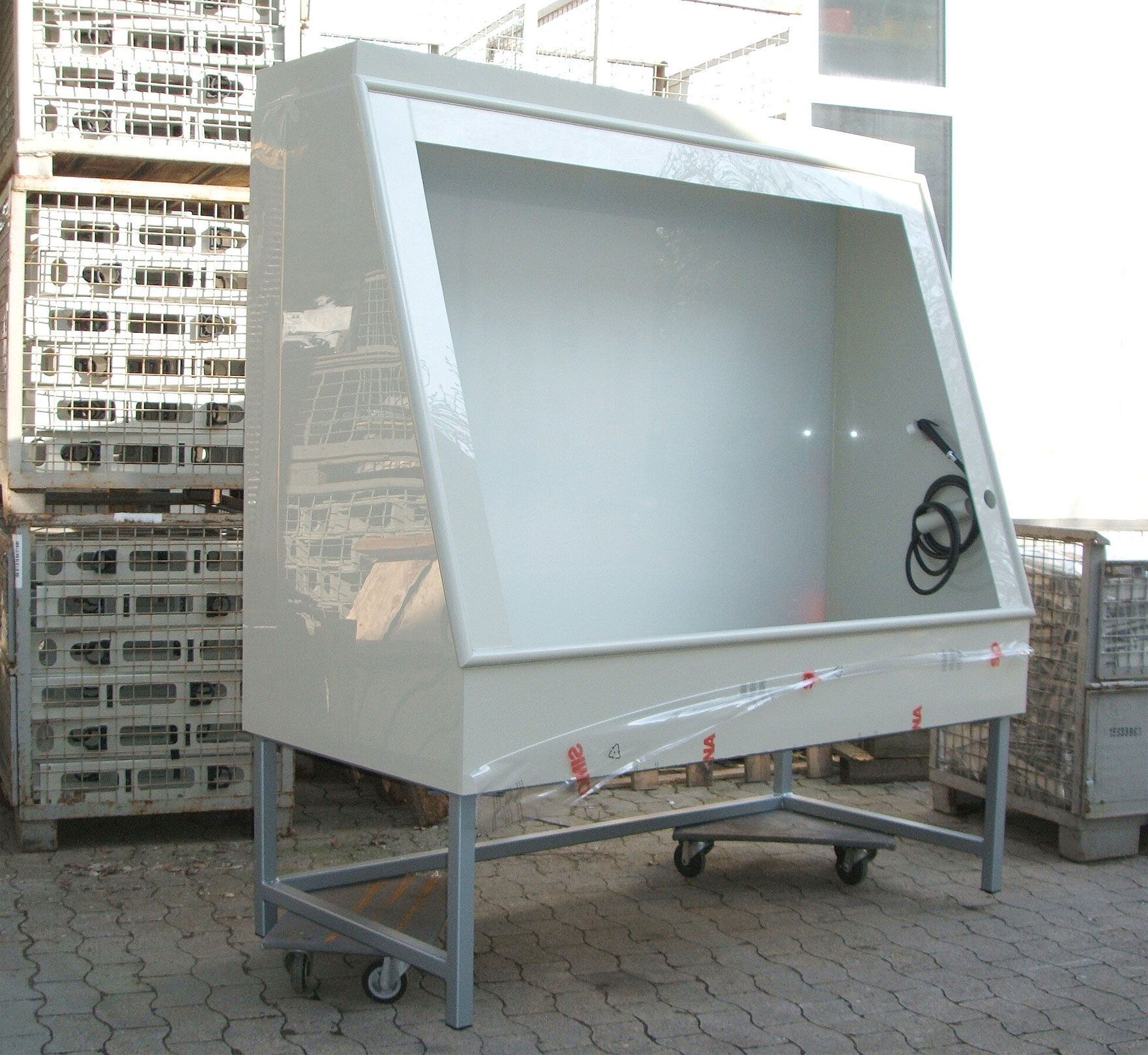 Eine große weiße Kiste steht auf einem Wagen