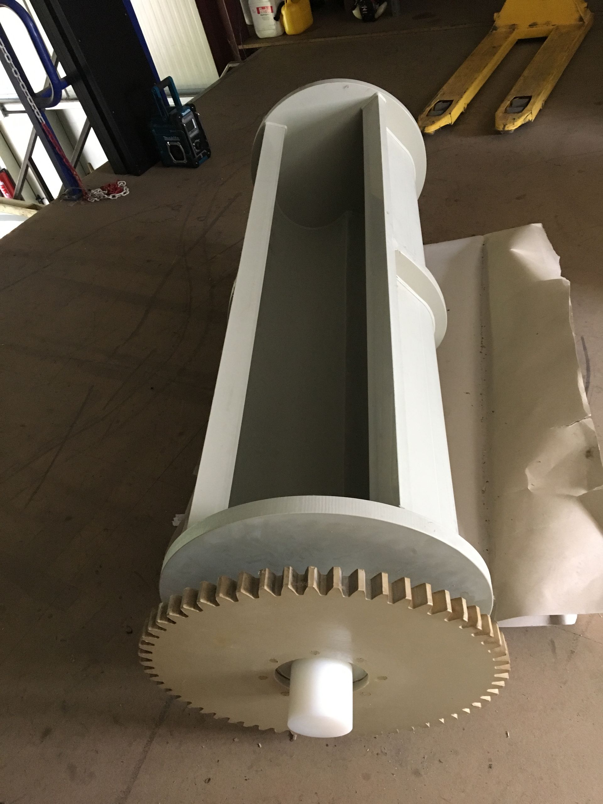 Ein großes Stück Metall mit einem Zahnrad darauf