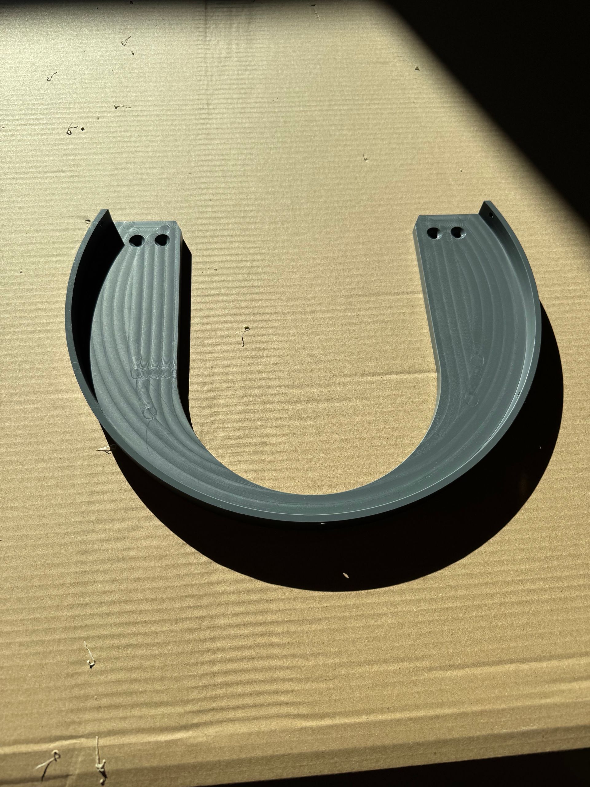 Der Buchstabe u steht auf einem Stück Pappe