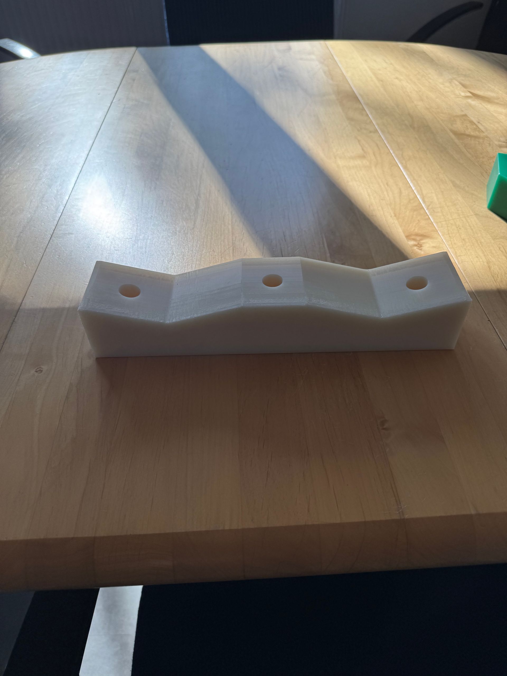 Ein Stück Plastik liegt auf einem Holztisch