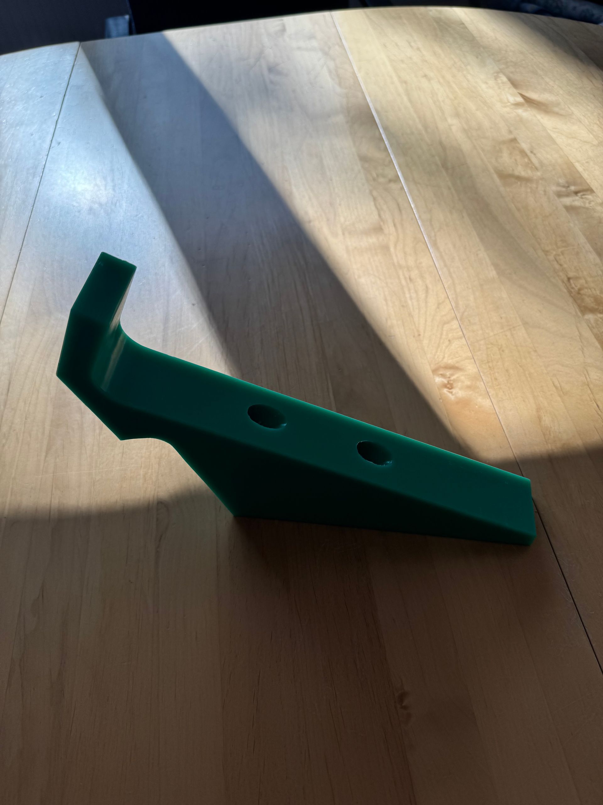 Ein grünes Objekt liegt auf einem Holztisch