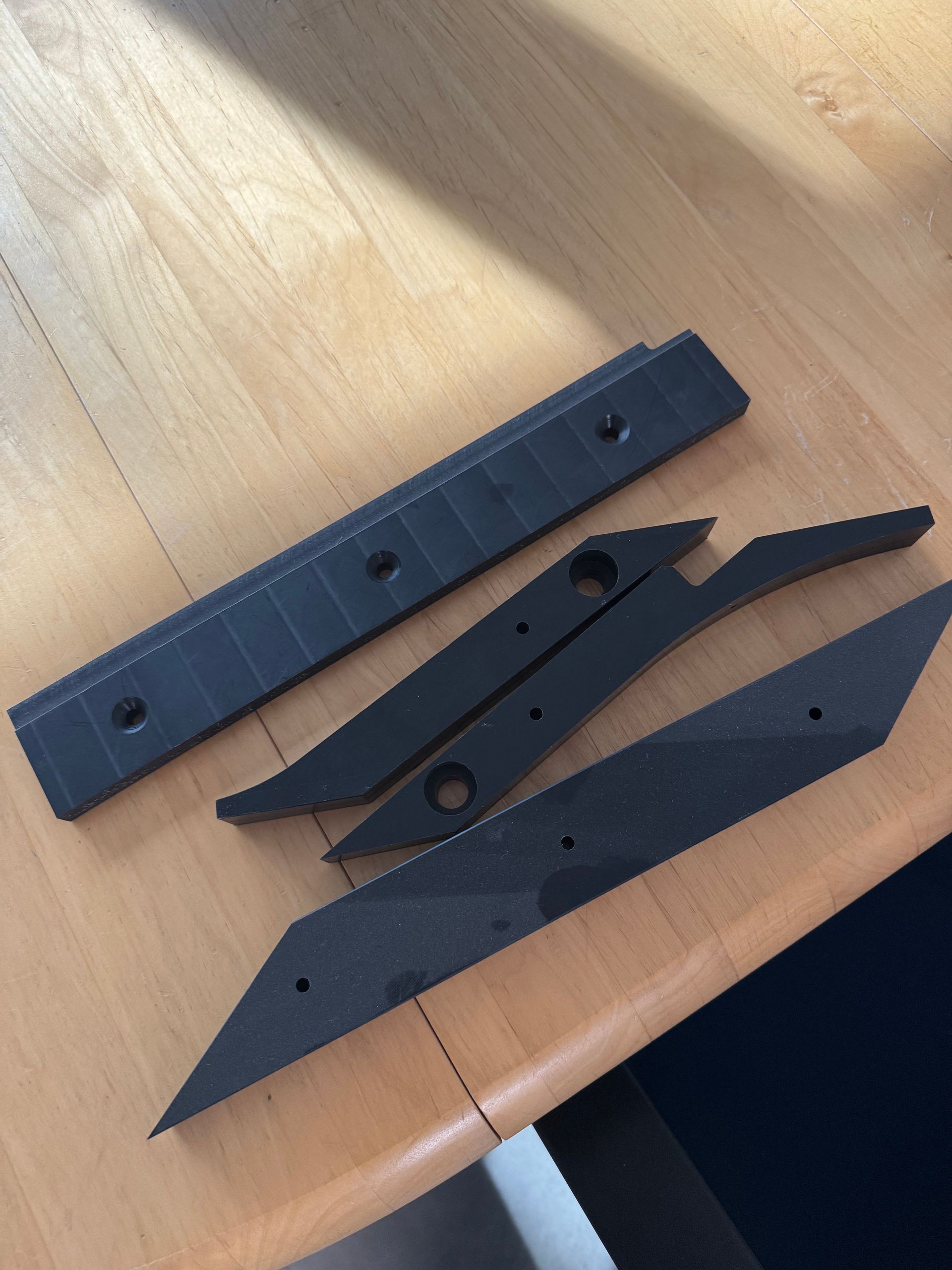 Ein Holztisch mit einem Haufen schwarzer Stücke darauf