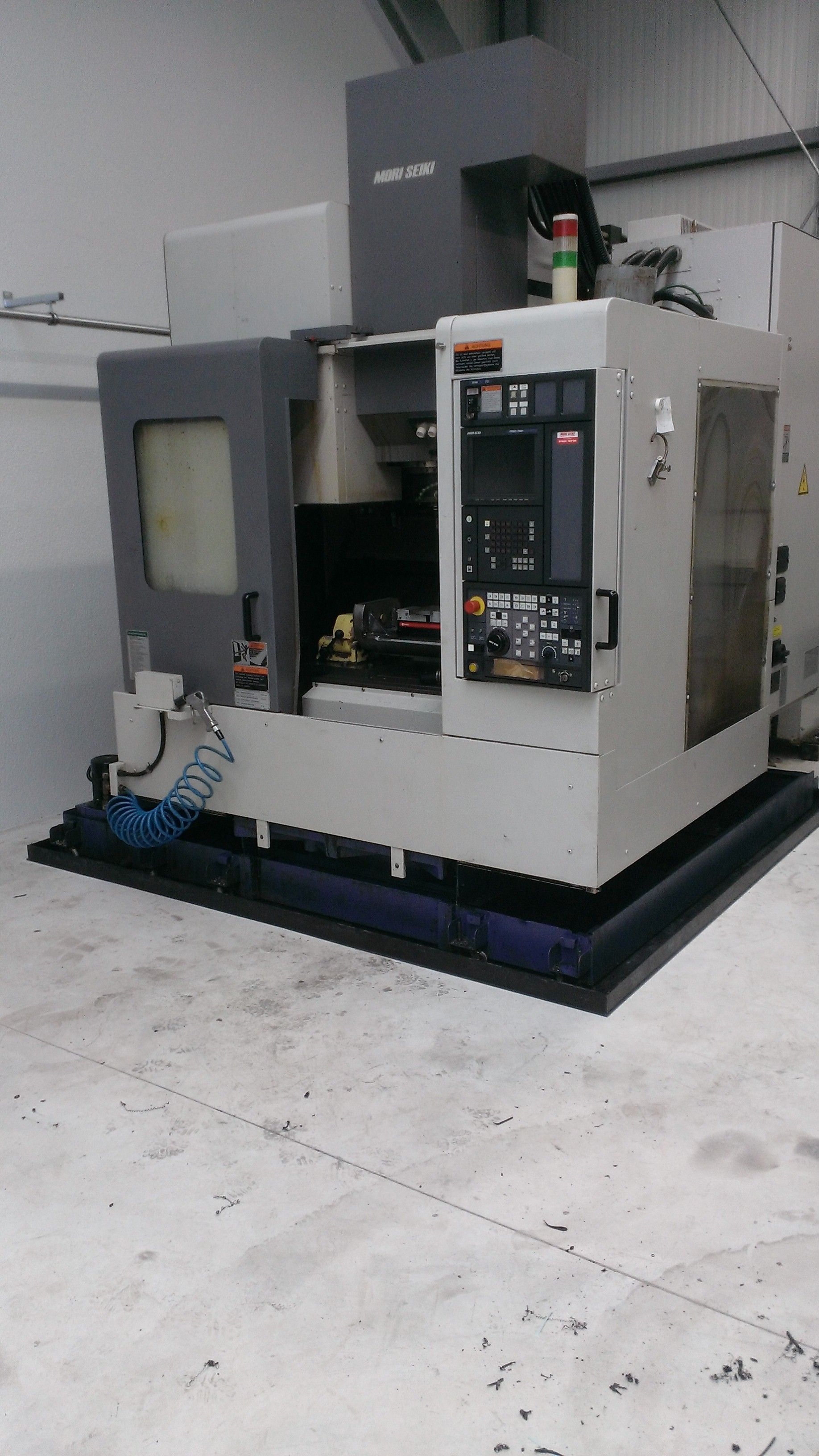 In einem Raum steht eine Maschine auf dem Boden.