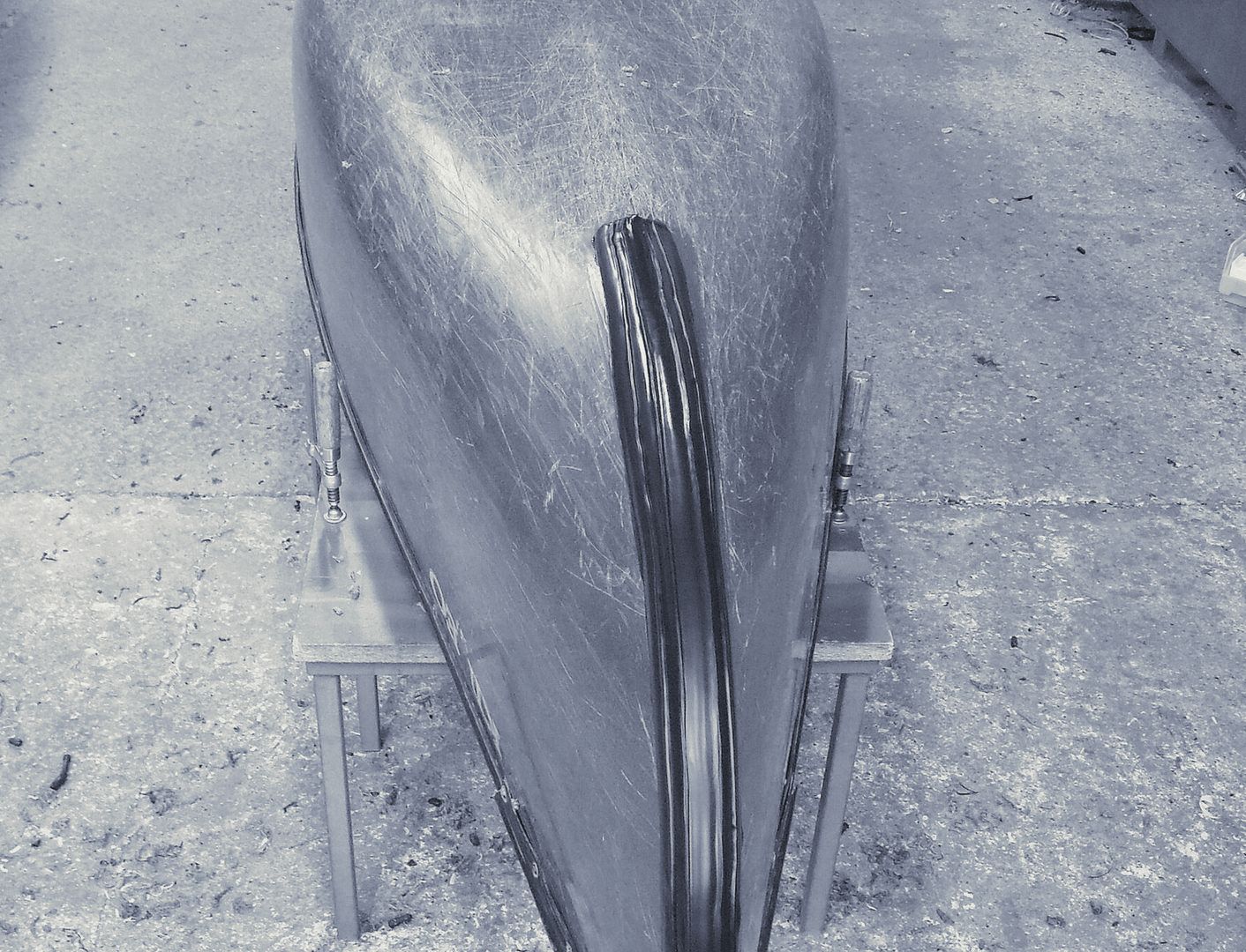 Ein Schwarzweißfoto eines Kanus, das auf einem Tisch steht.