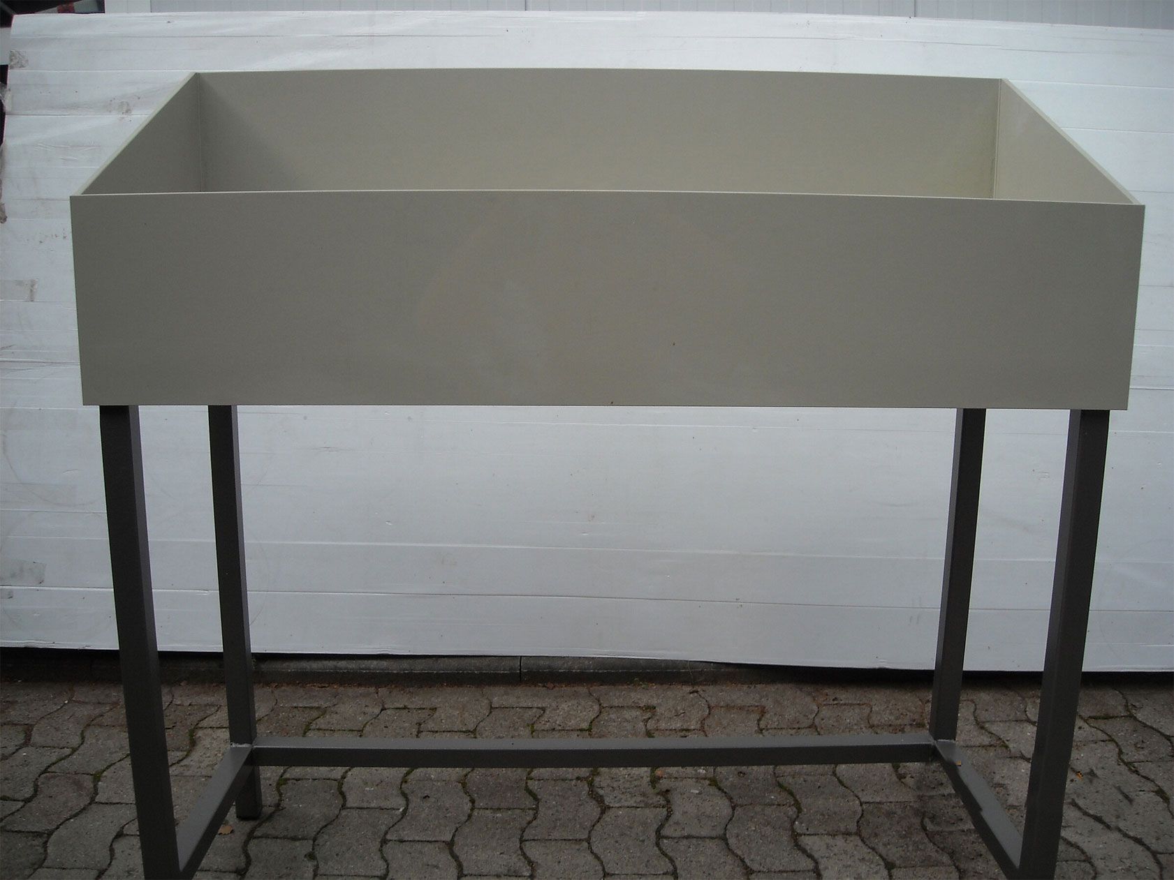 Ein Metalltisch mit einem weißen Container darauf