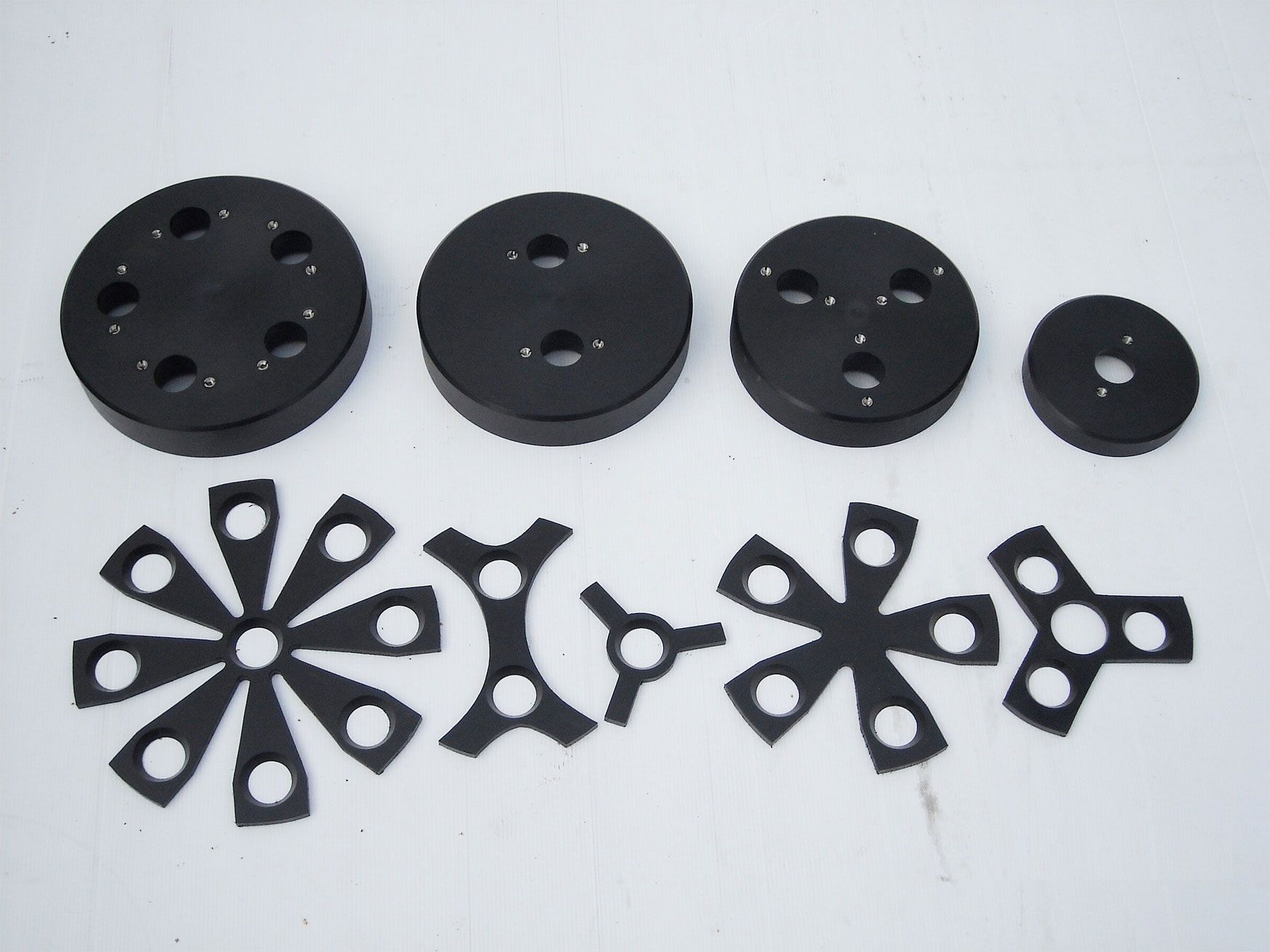 Ein Haufen schwarzer Kreise mit Löchern darin