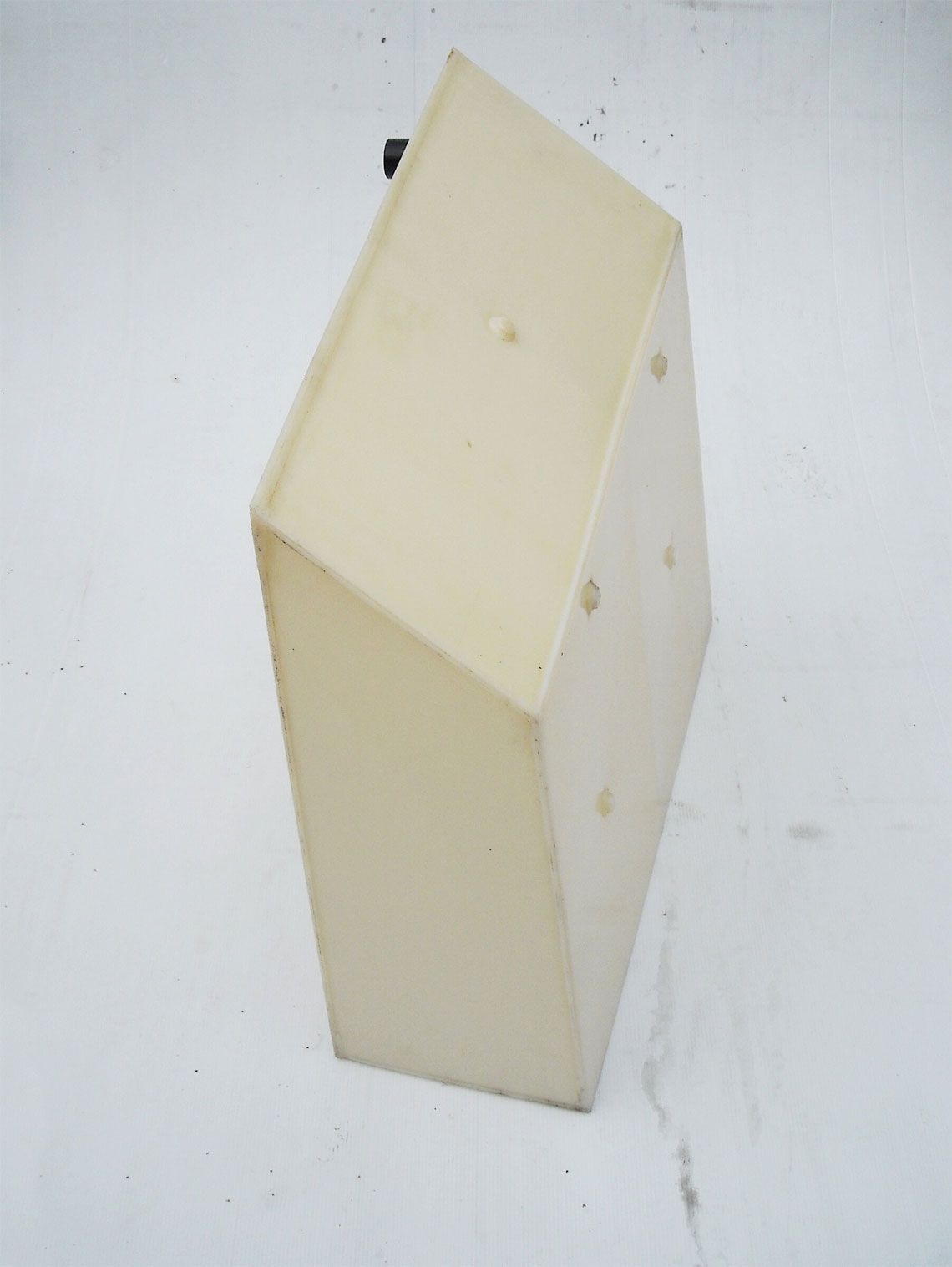 Eine weiße Box steht auf einer weißen Oberfläche.