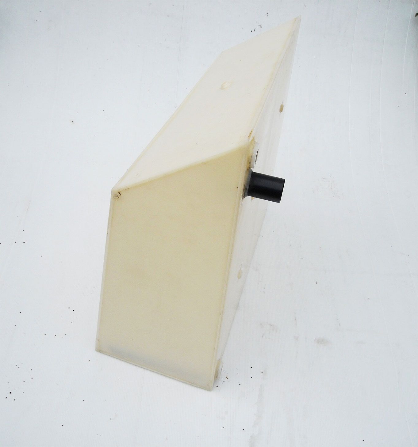 Ein weißer Block mit einer schwarzen Schraube darauf