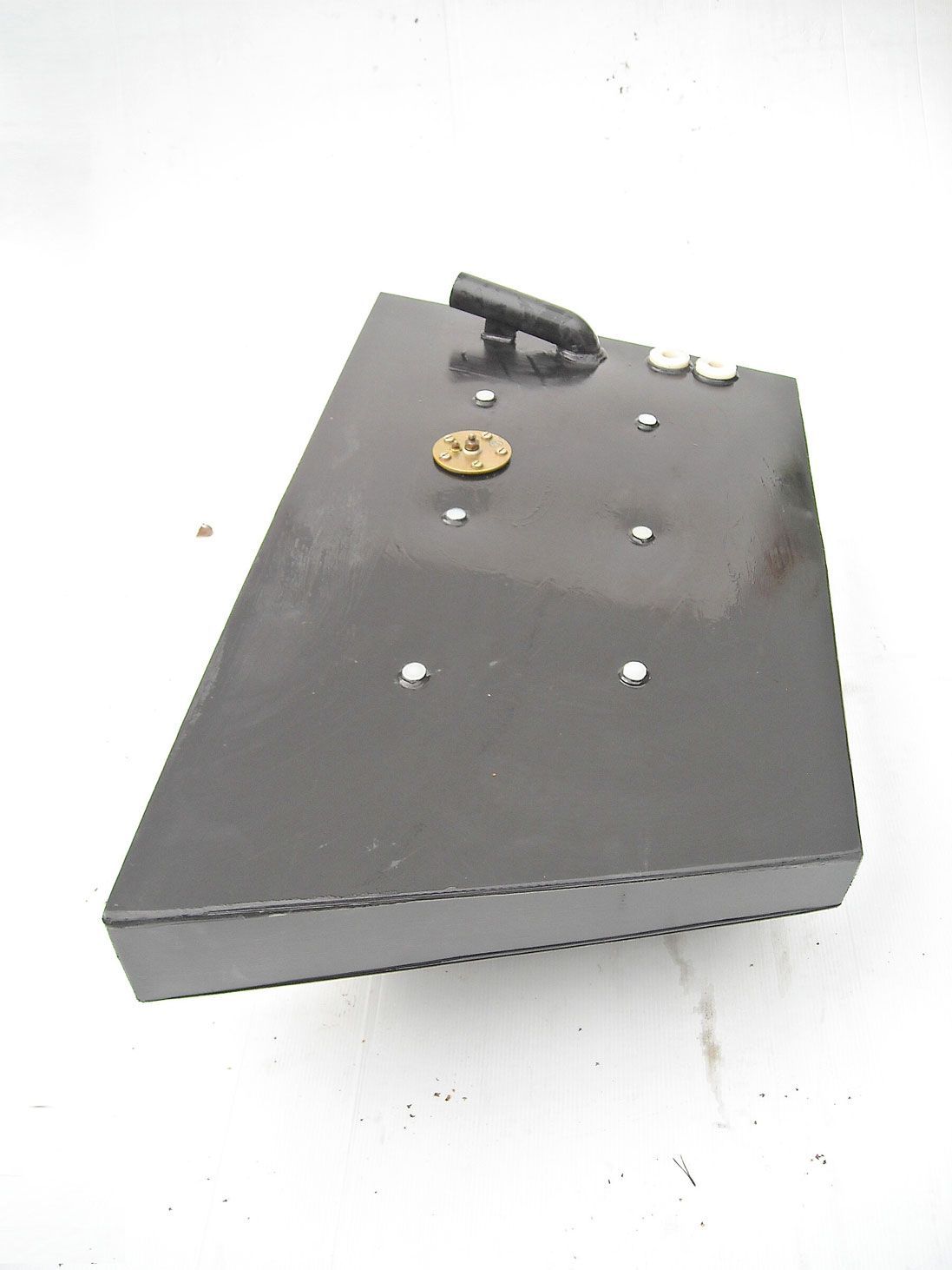 Eine schwarze Box mit einem Griff oben drauf