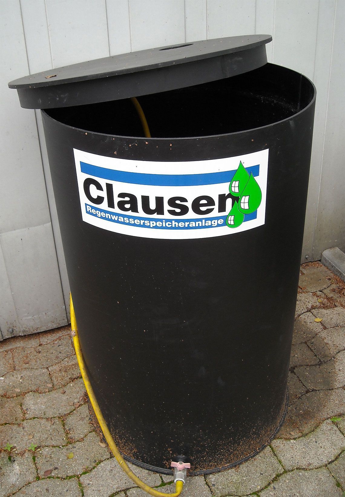 Ein schwarzes Fass mit einem Clauser-Aufkleber darauf