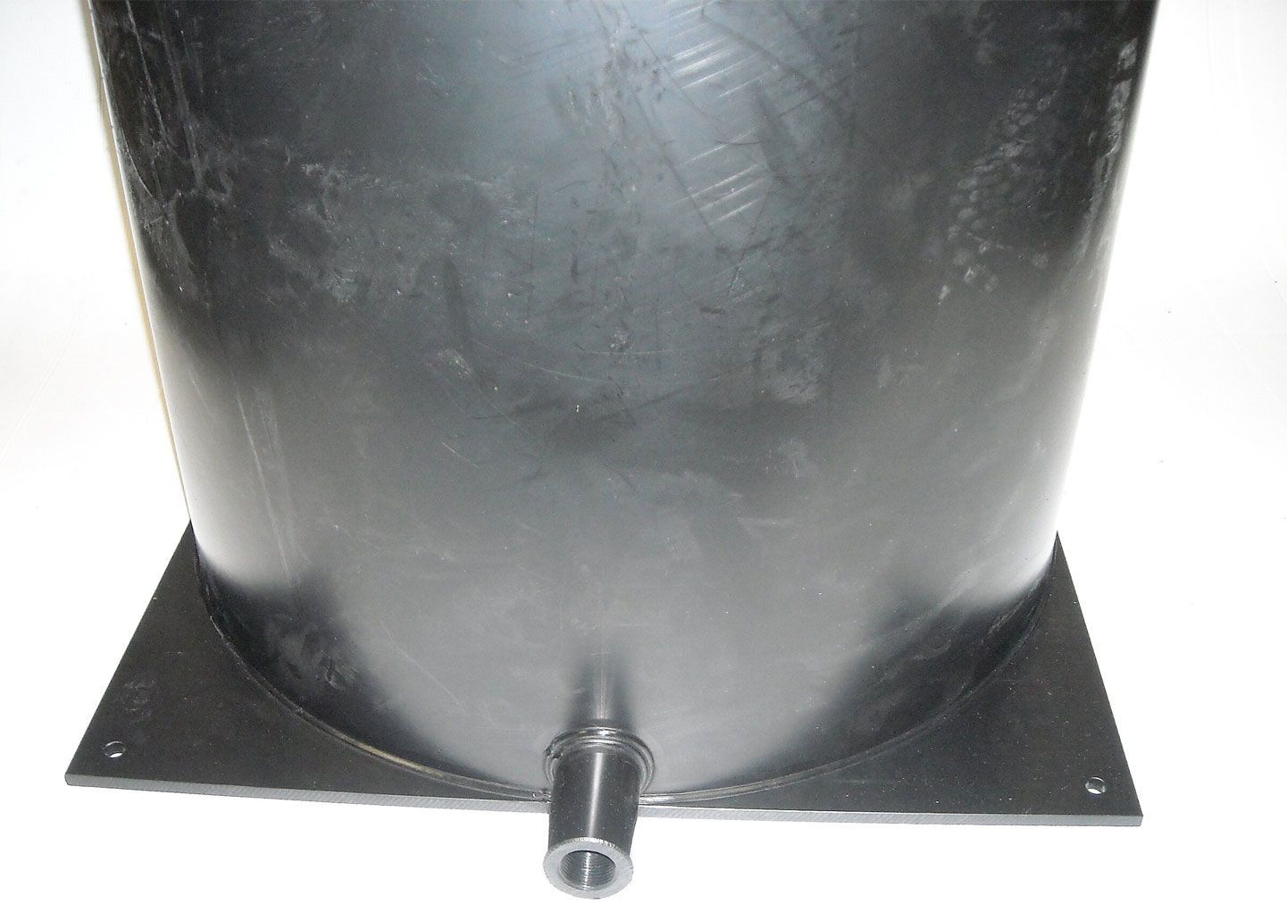 Ein schwarzer Zylinder mit einem Loch in der Mitte