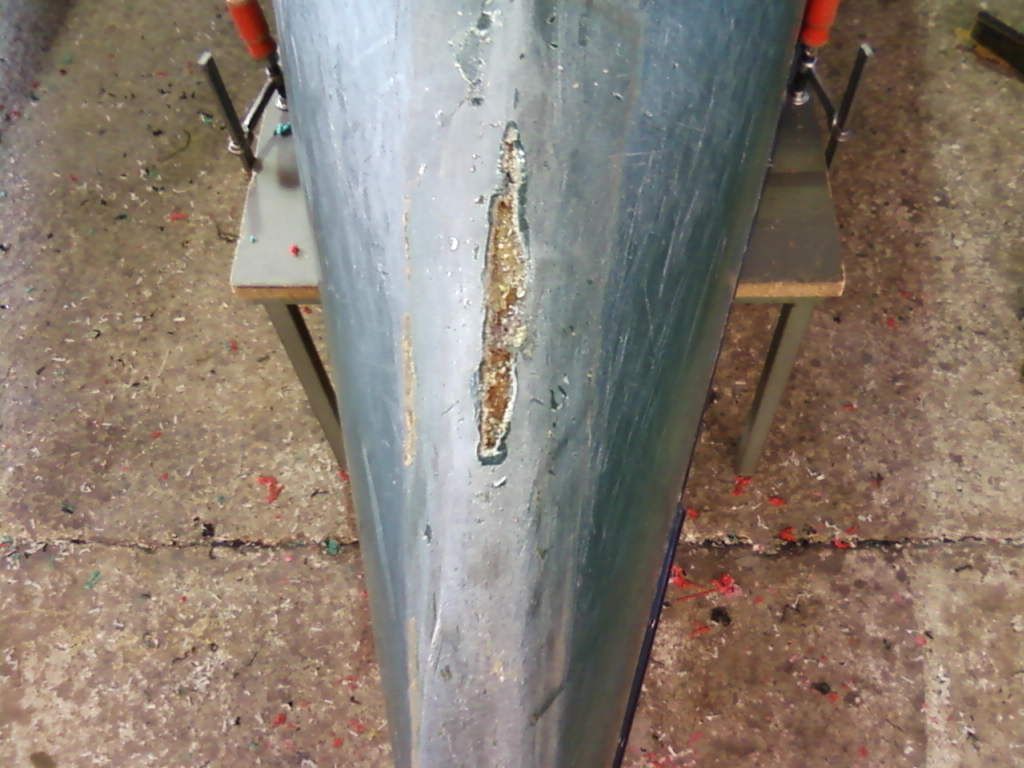 Auf einem Tisch liegt ein Stück Metall mit einem Loch darin.