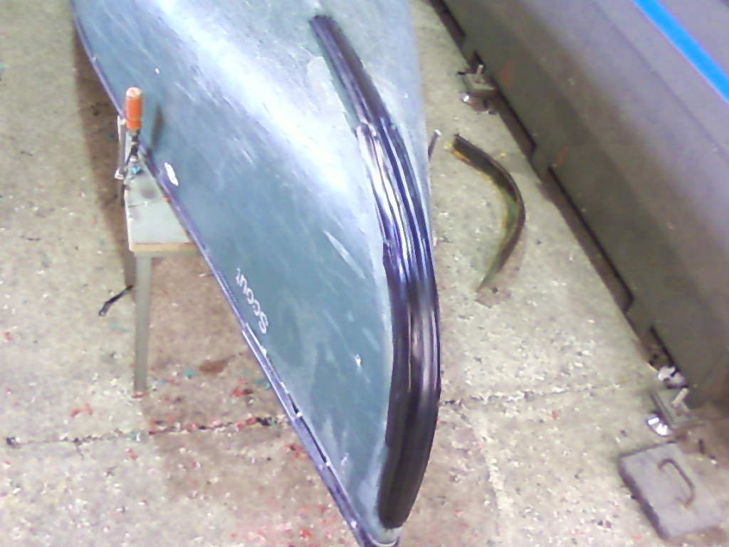 Ein Stück Metall liegt auf einem Tisch mit einer Klammer daran