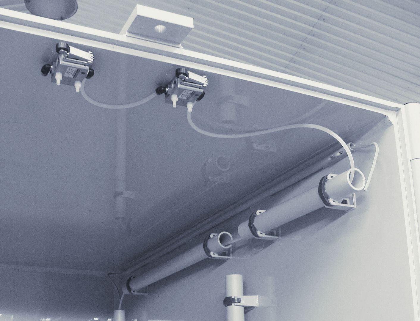 Ein Schwarzweißfoto einer Box, aus der elektrische Leitungen herauskommen