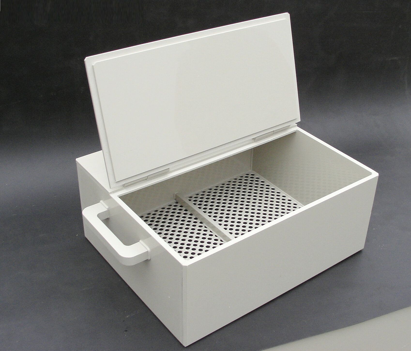 Eine weiße Schachtel mit einem Griff und geöffnetem Deckel