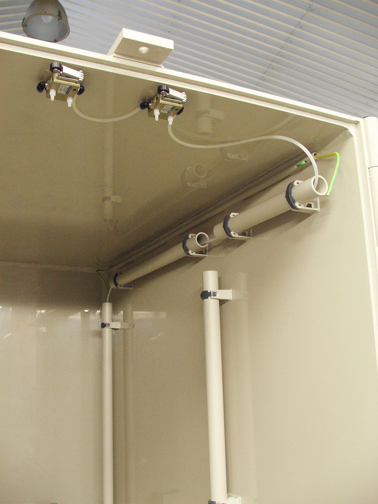 Eine Nahaufnahme einer Box, aus der elektrische Leitungen herauskommen