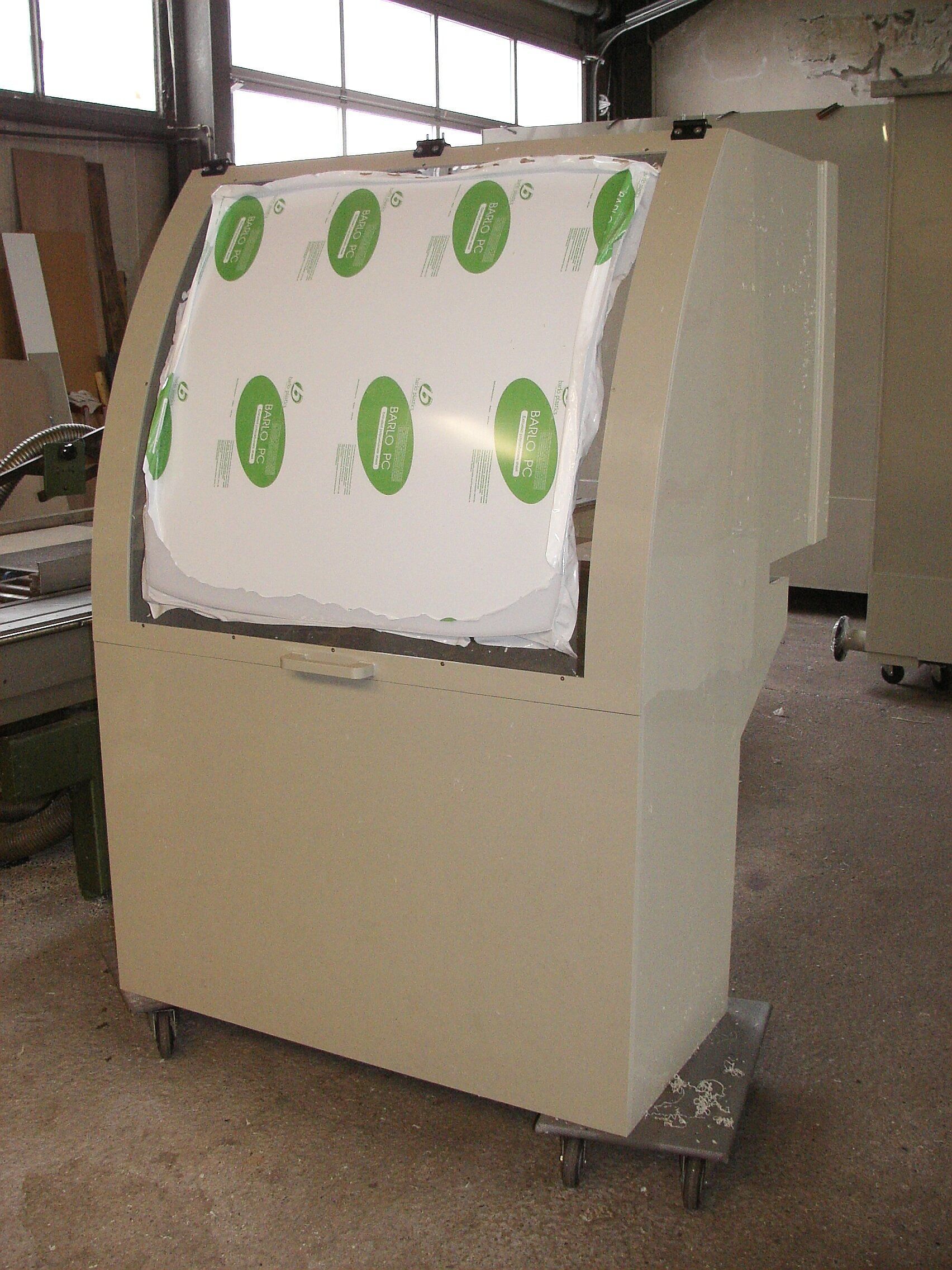 Eine große weiße Box mit grünen Kreisen darauf