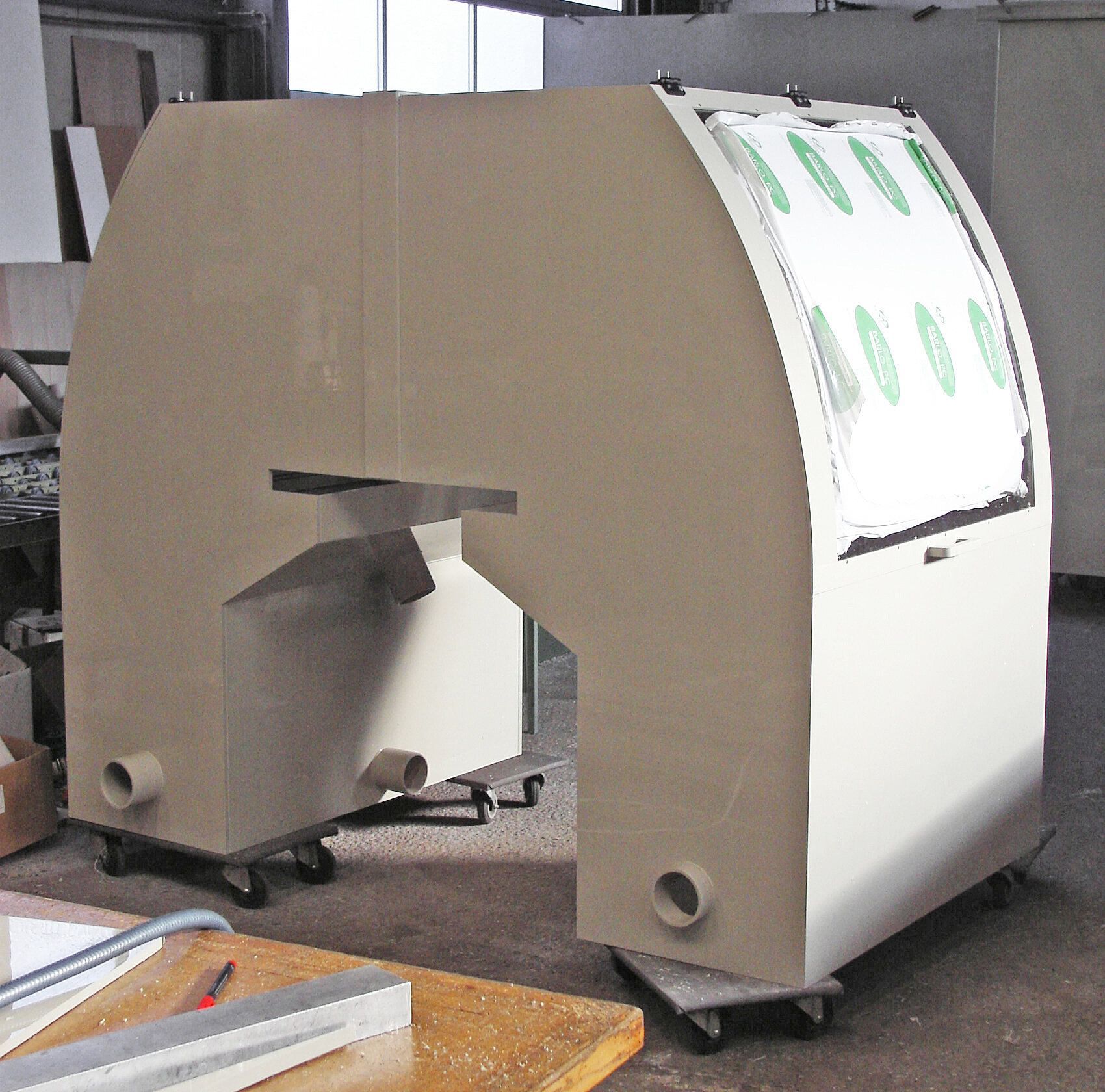 Ein Karton mit grünen Blättern darauf steht auf einem Tisch