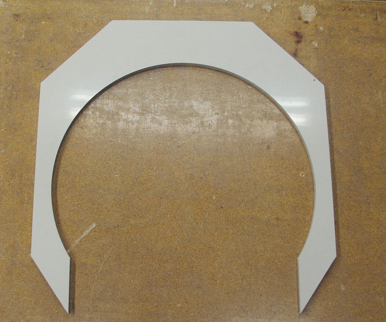 Ein weißes Blatt Papier liegt auf einer braunen Oberfläche