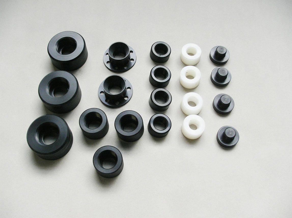 Ein Satz schwarzer und weißer Gummischeiben und Muttern