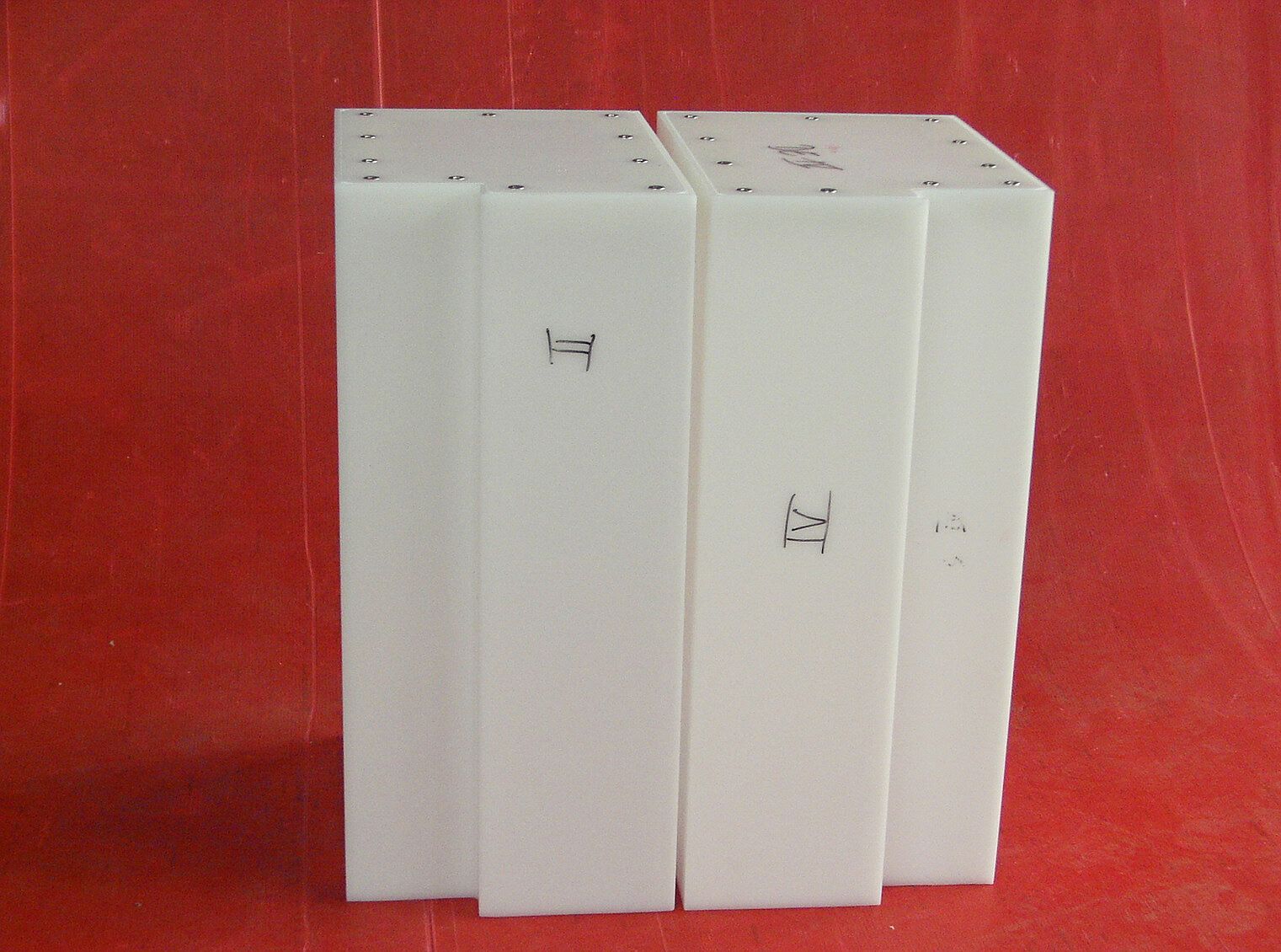 Drei weiße Kästen mit den Buchstaben tz darauf