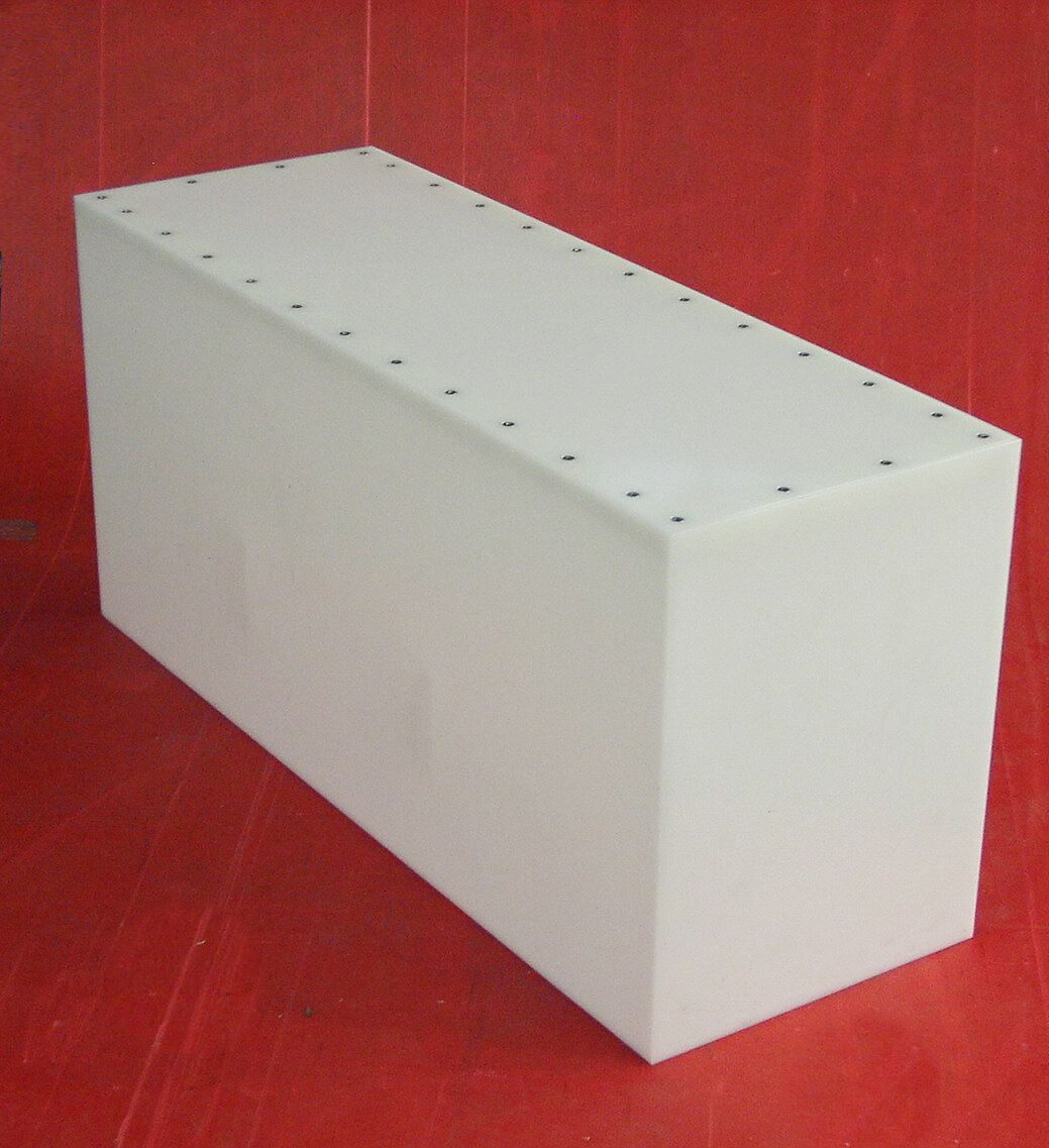 Eine lange weiße Kiste steht auf einer roten Fläche