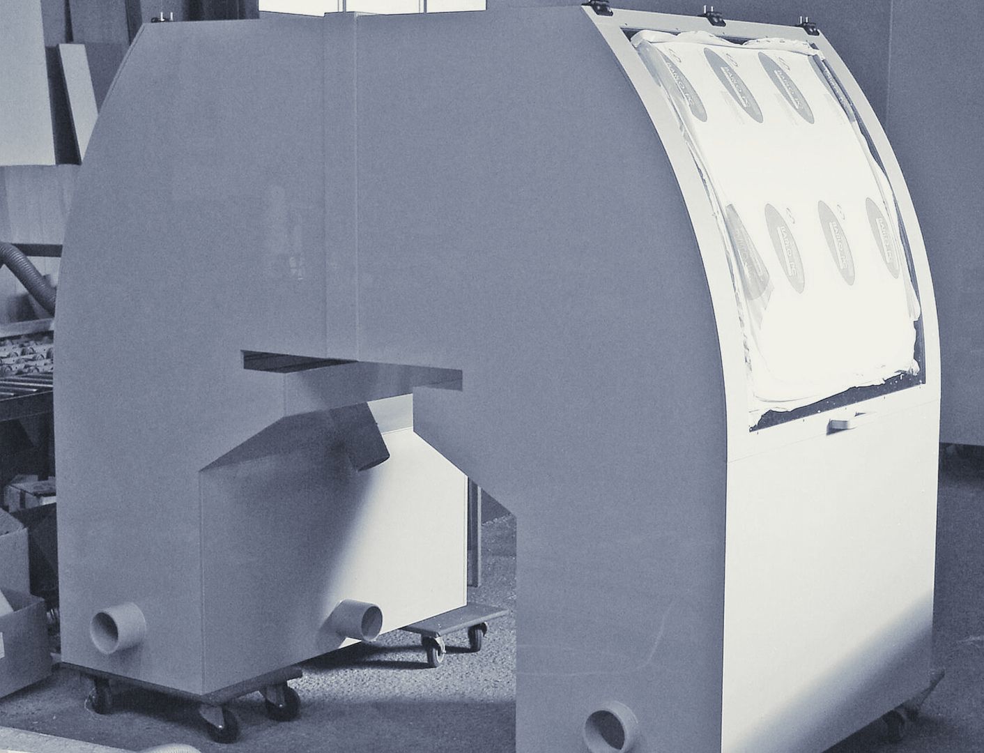 Ein Schwarzweißfoto einer Maschine mit der Aufschrift 