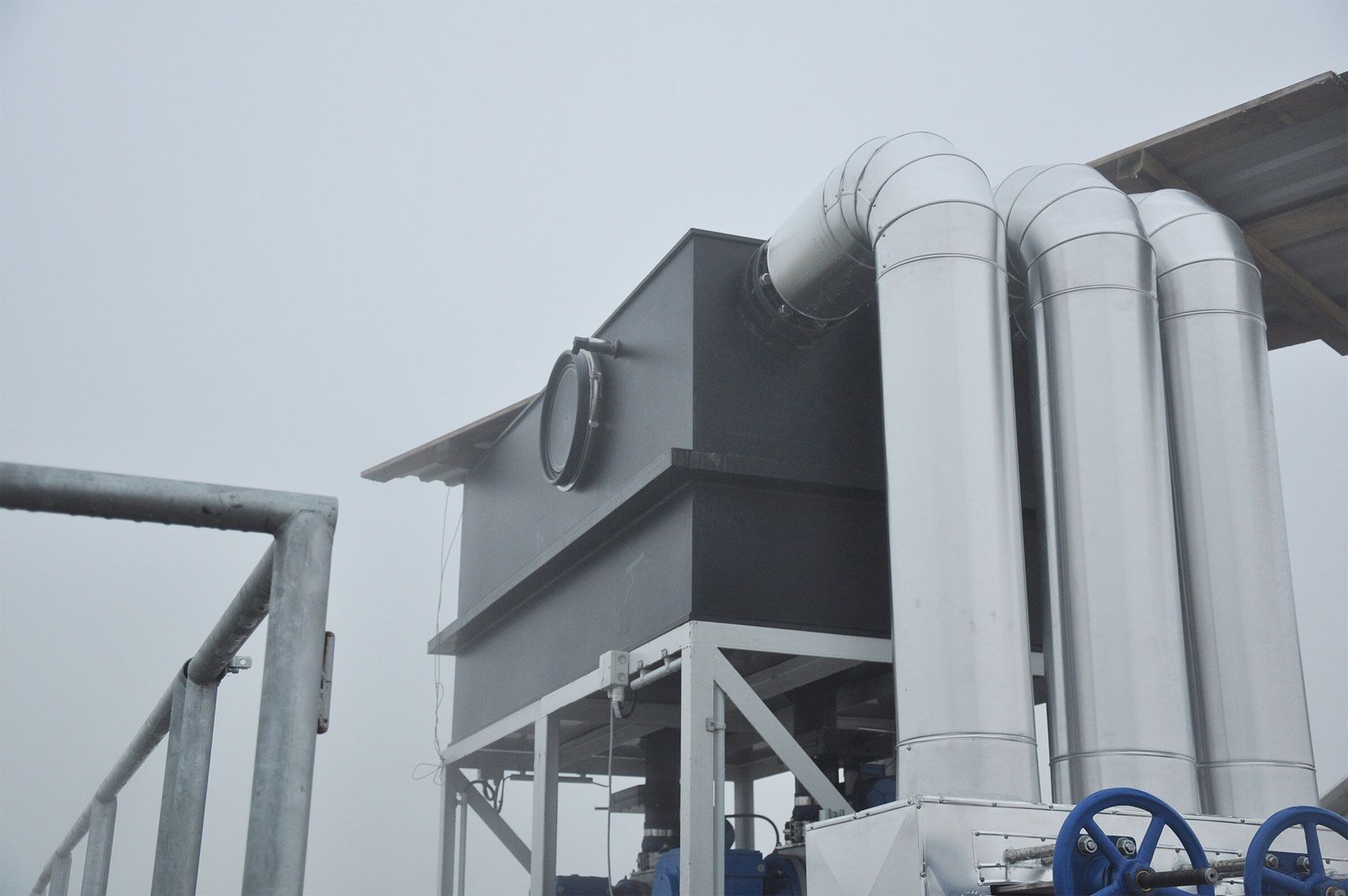 Ein Gebäude, aus dem viele Rohre herausführen