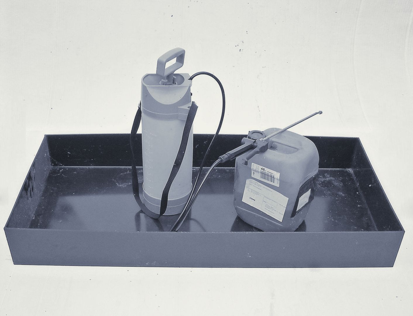 Ein Schwarzweißfoto eines Sprühers und eines Behälters auf einem Tablett