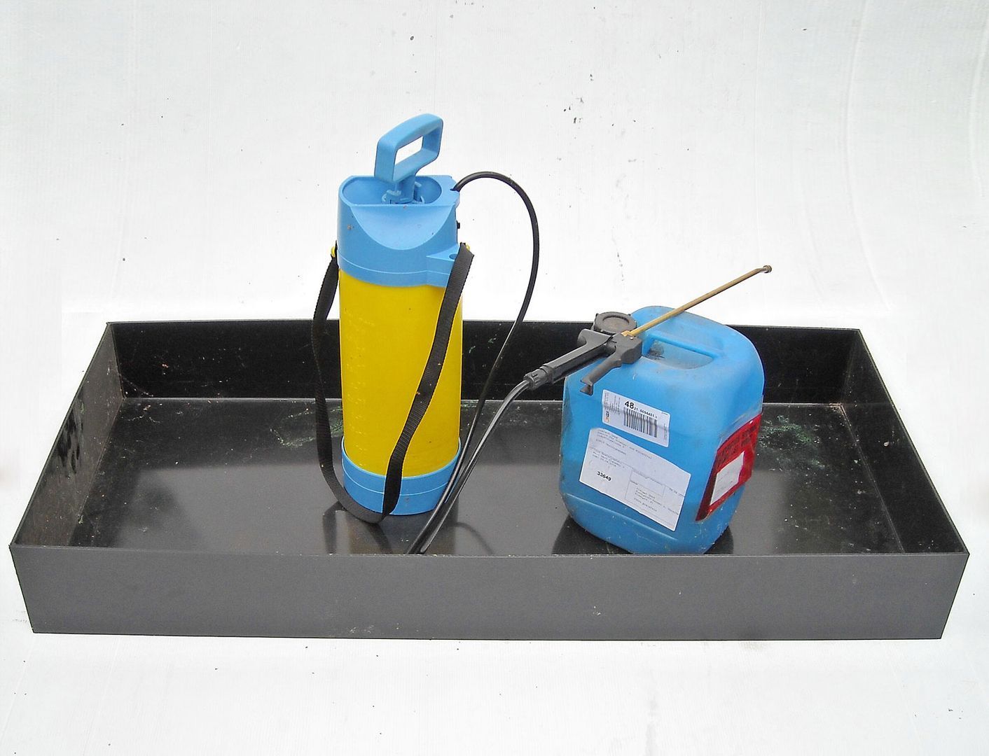 Ein Tablett mit einem Zerstäuber und einem blauen Behälter darauf