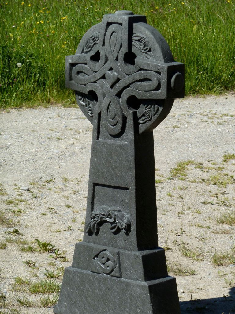 grabstein basalt - steinbildhauerin - afra fehr - ottikon b. kemptthal