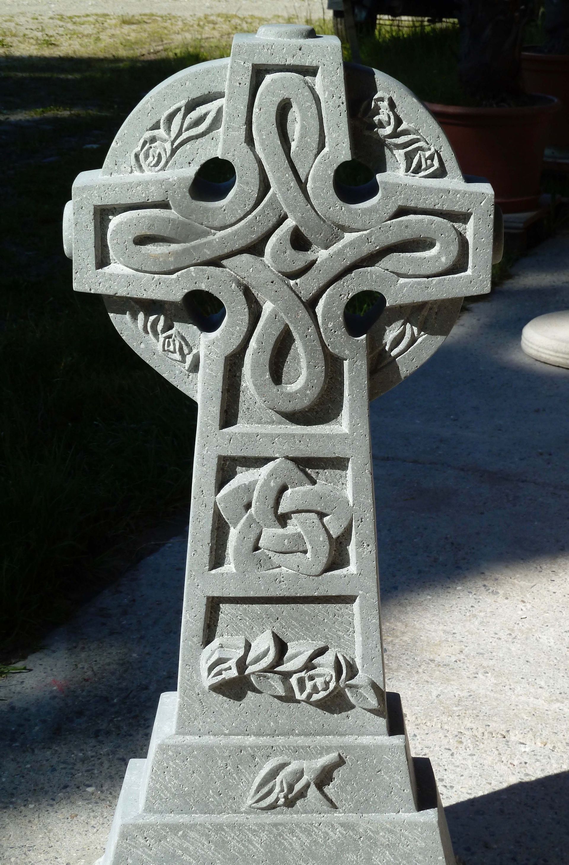 grabstein grau basalt - steinbildhauerin - afra fehr - ottikon b. kemptthal