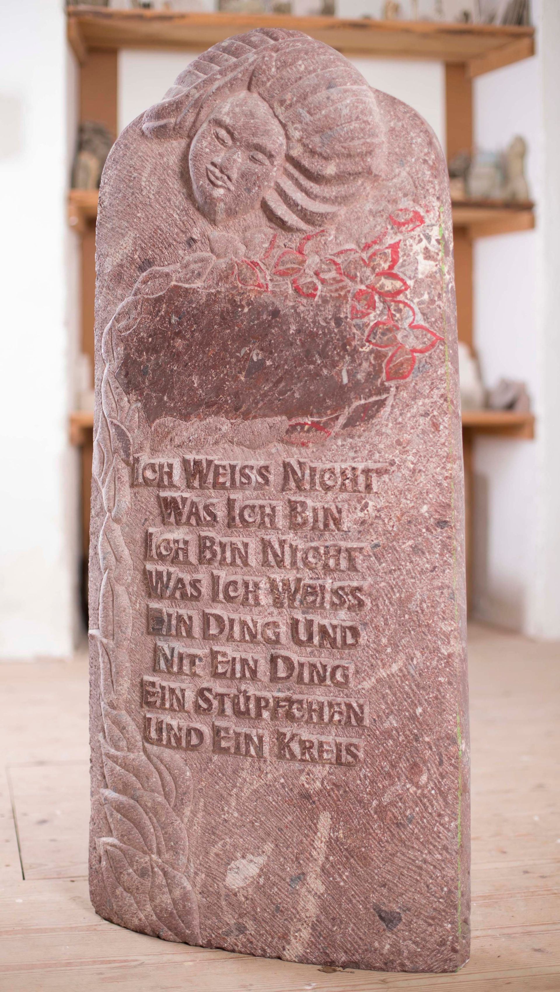 grabstein rot - steinbildhauerin - afra fehr - ottikon b. kemptthal