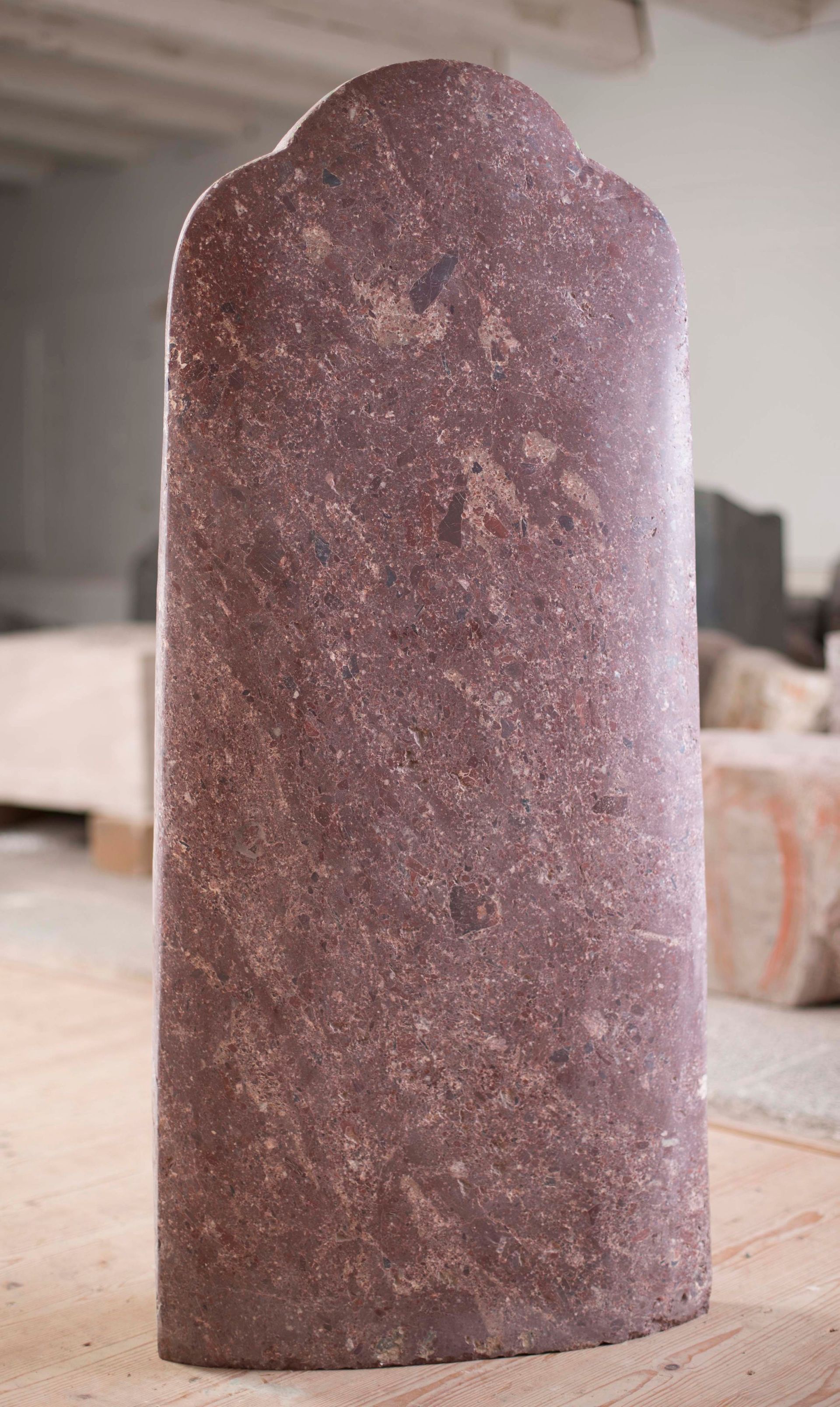 grabstein rötlich - steinbildhauerin - afra fehr - ottikon b. kemptthal