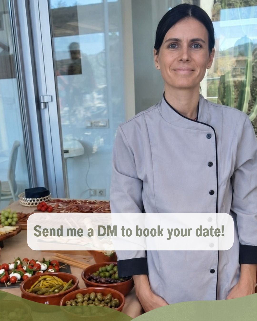 Chef junto a la exposición de comida con el texto: «¡Envíame un mensaje directo para reservar tu fecha!»
