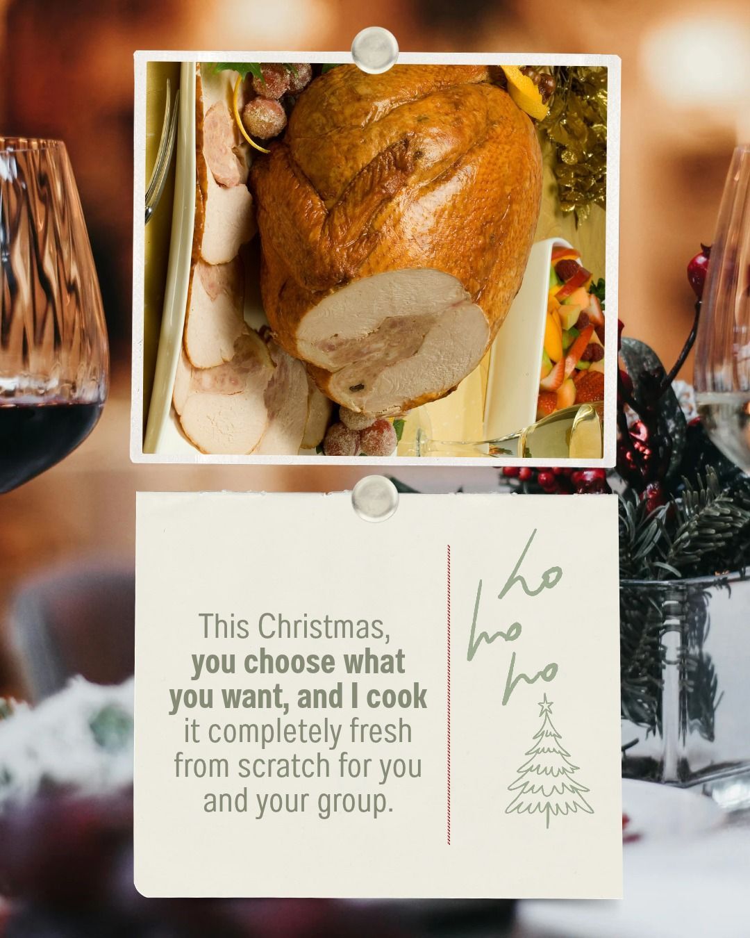 Cartel navideño con foto de pavo asado y una nota escrita a mano sobre elegir lo que quieras y comida fresca hecha desde cero