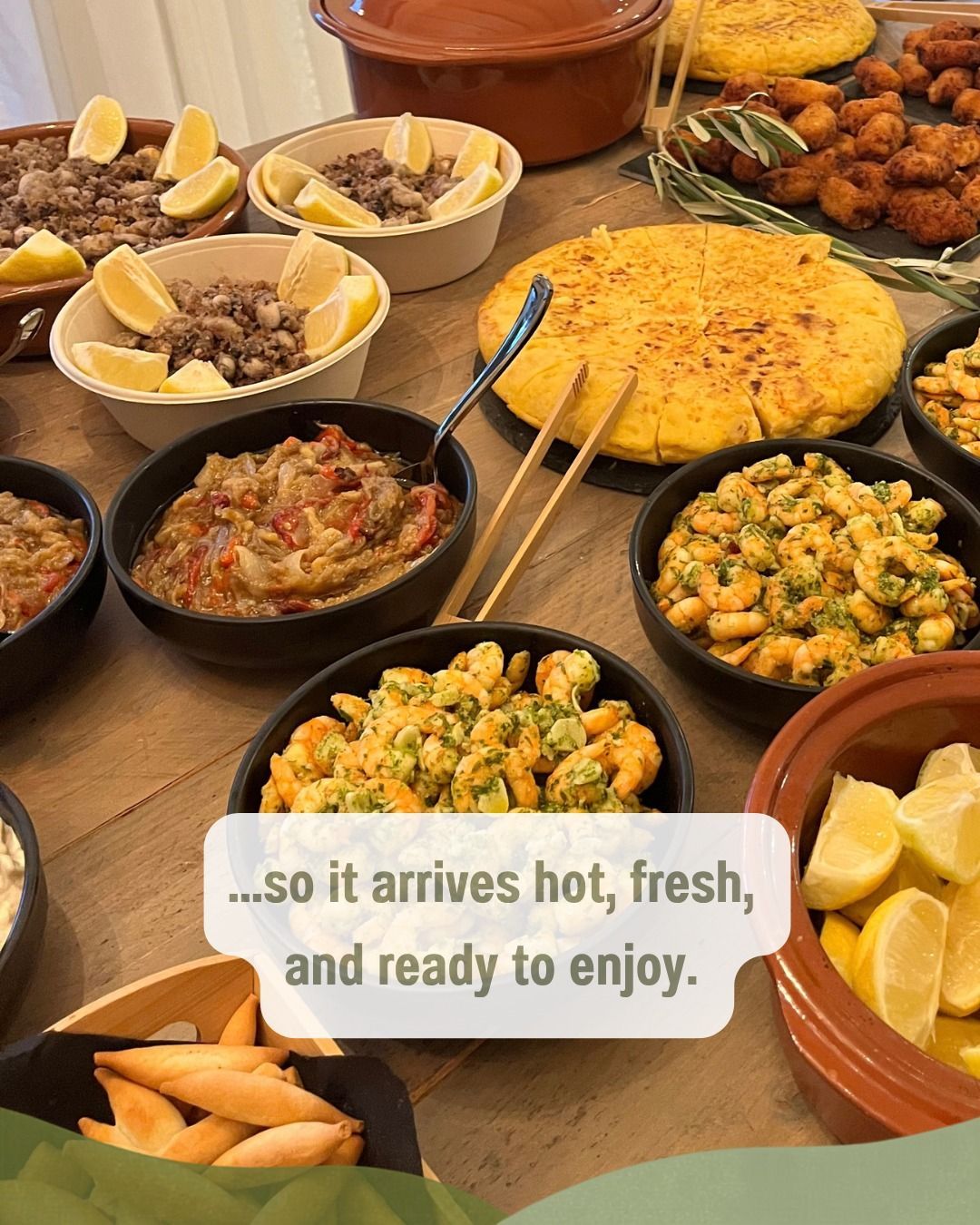 Varios platos calientes y acompañamientos sobre una mesa, con el texto superpuesto: «... para que llegue caliente, fresco y listo para disfrutar»