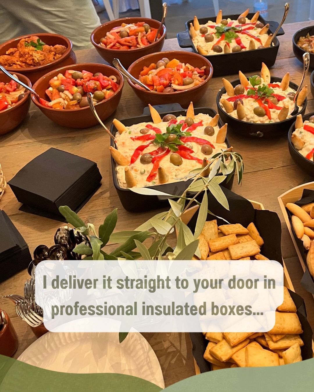 Bandejas variadas de comida para fiestas en cajas térmicas negras, con información sobre la entrega en cajas térmicas profesionales.
